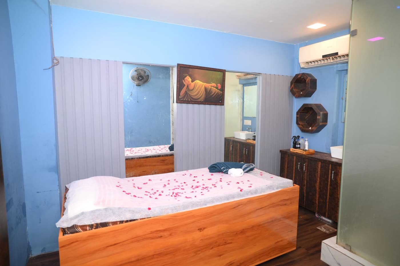 Rose petal therapy suite at Pranali International Spa